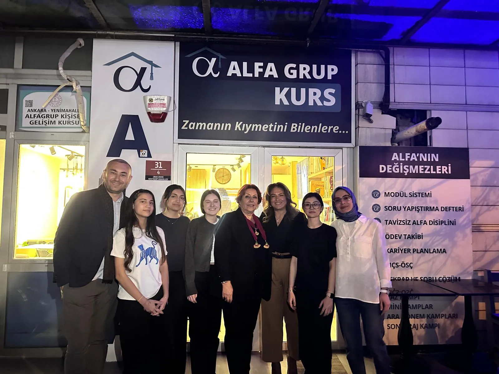Alfa Grup Kurs girişi ve tabelası önünde ekibimiz