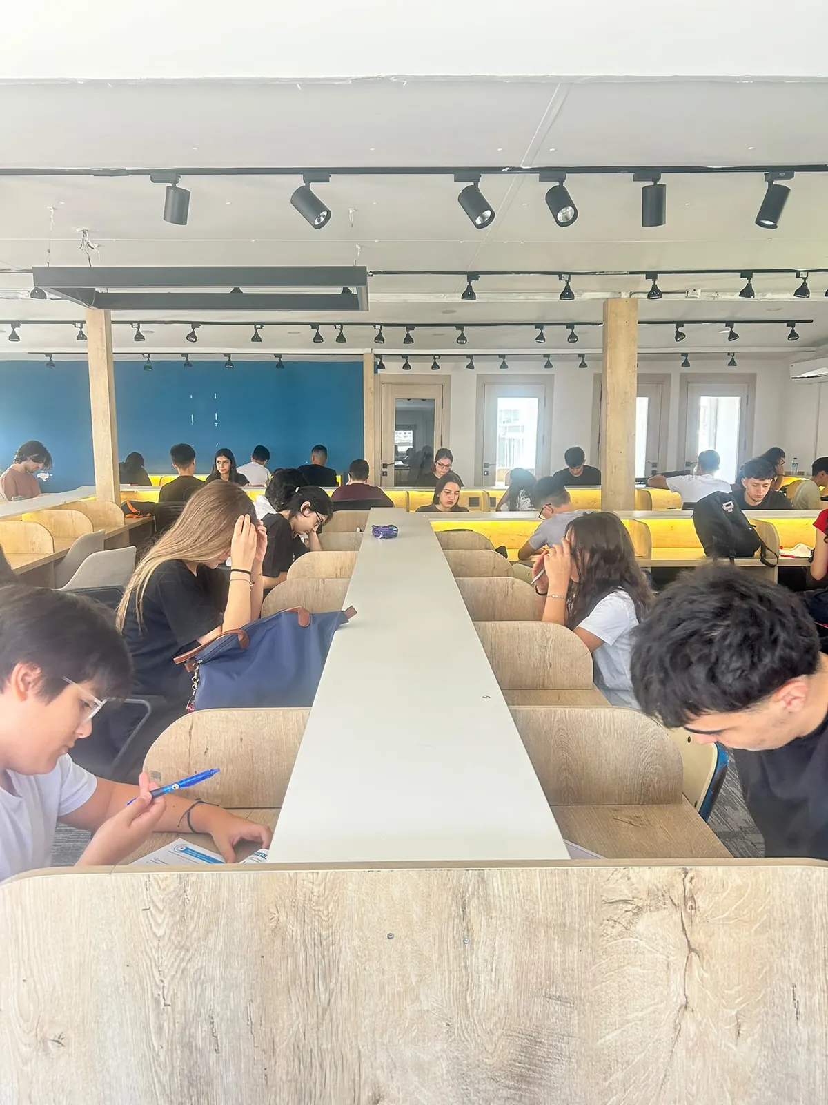 Etüt salonunda bireysel masalarda çalışan öğrenciler